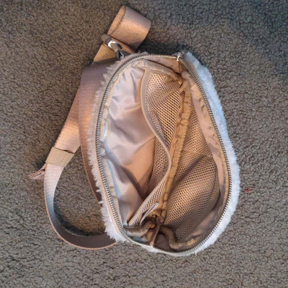 Lululemon everywhere belt bag *fleece - Picture 6 of 6